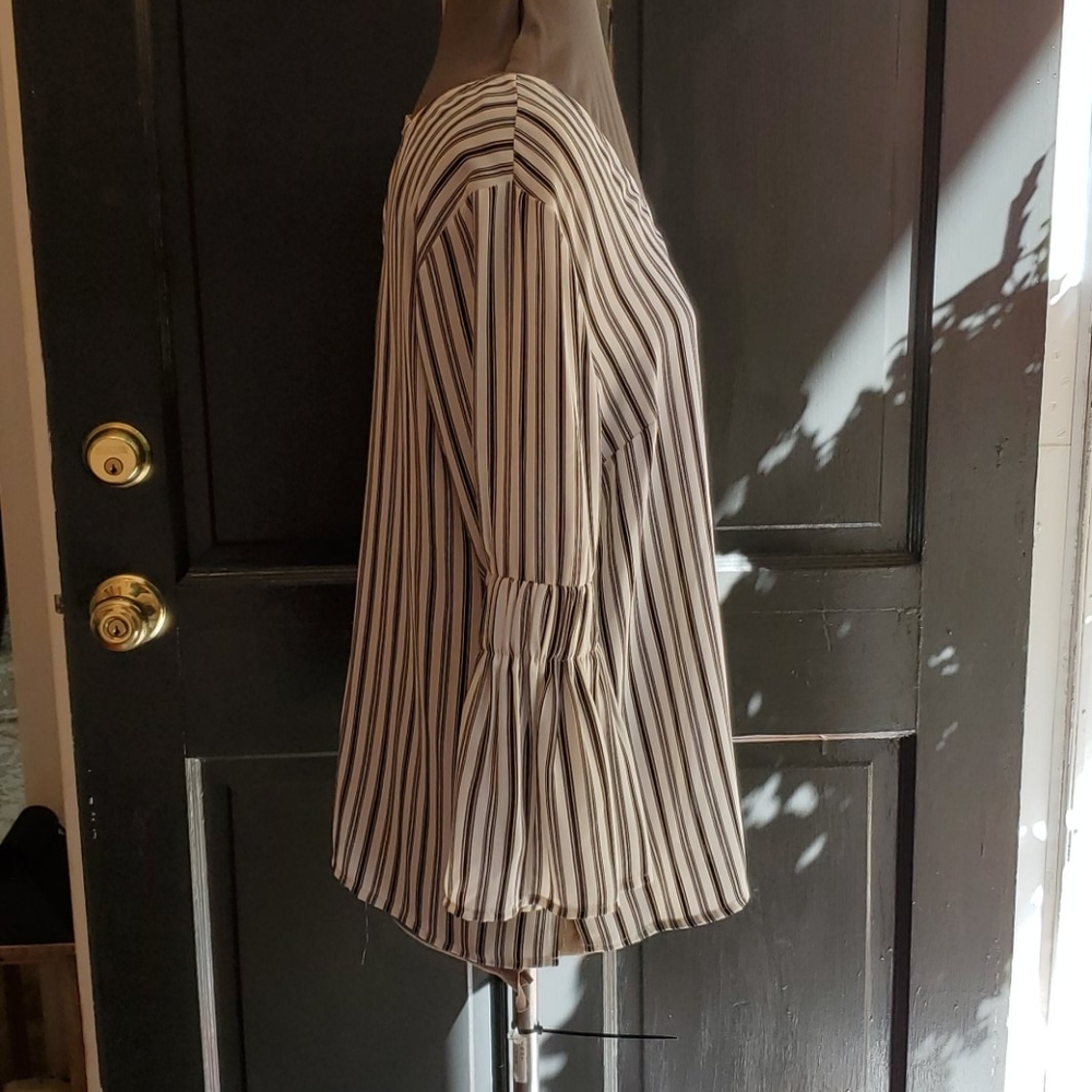 NWOT DR2 Beautiful Bell Sleeve Top - Picture 4 of 8